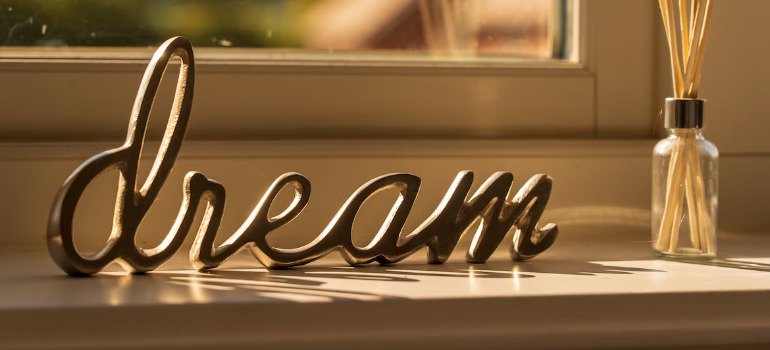 A sign saying "dream"